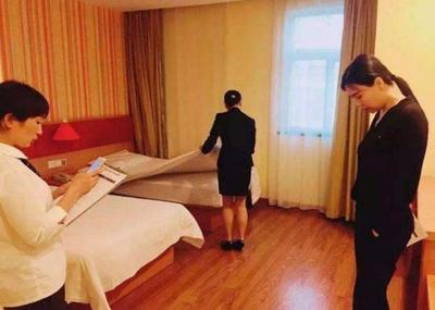 情侶外出住酒店時，為何會遭遇警察突擊查房？服務員道出緣由！